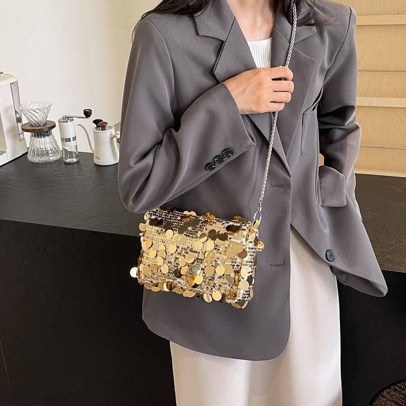محفظة حفلات ذهبية فاخرة مطرزة  - مراجعة Women Bags Dior وسعره