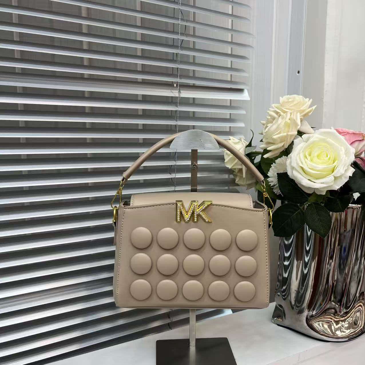 حقيبة يد نسائية فاخرة من مايكل - مراجعة Women'S Bags Of Michael Kors وسعره