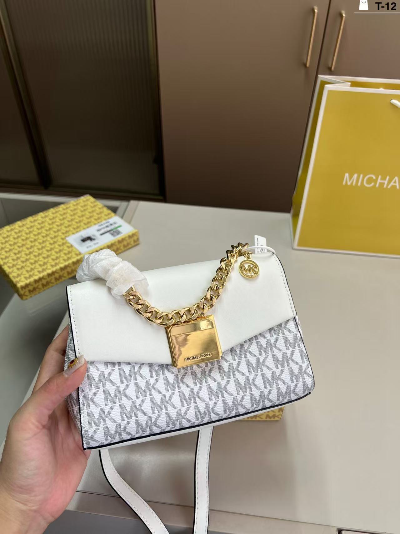حقيبة كتف نسائية فاخرة من مايك - مراجعة Women'S Bags Of Michael Kors وسعره