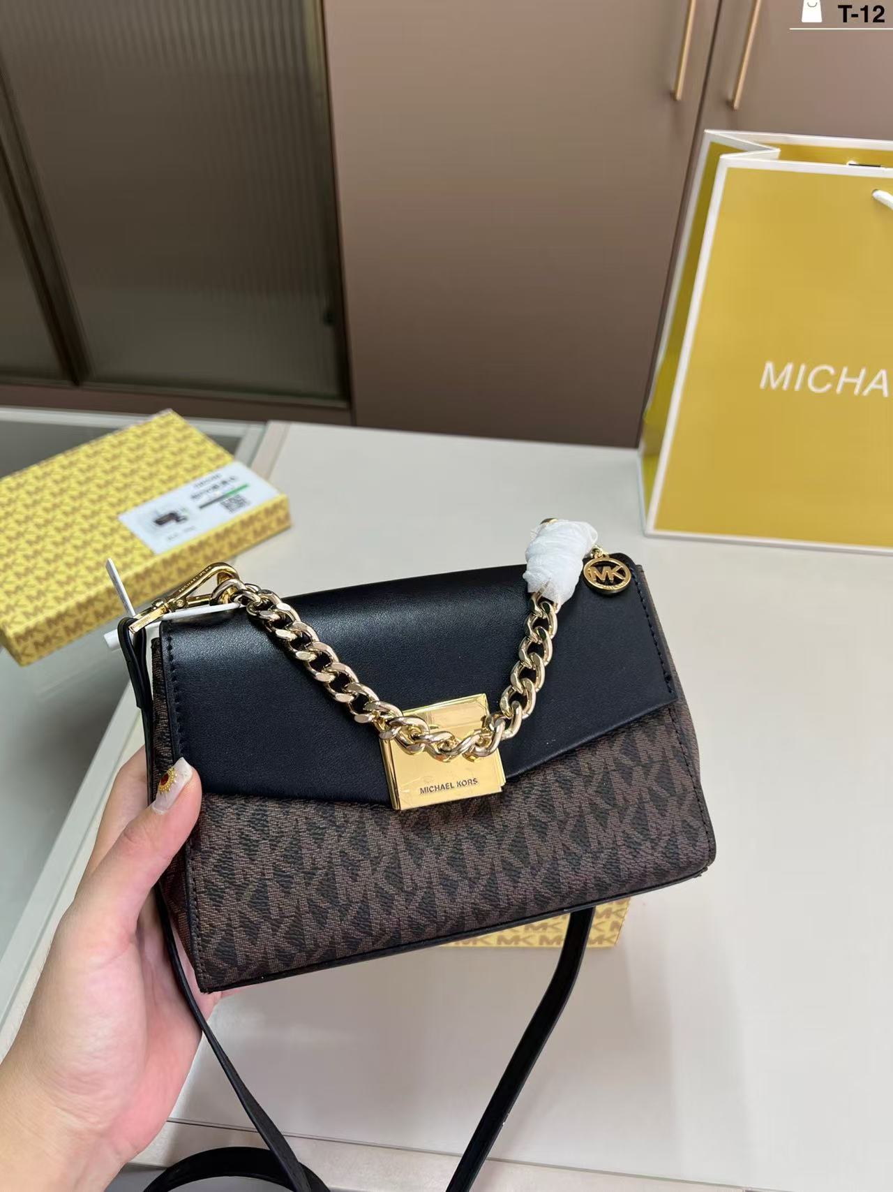حقيبة كتف نسائية فاخرة من مايك - مراجعة Women'S Bags Of Michael Kors وسعره