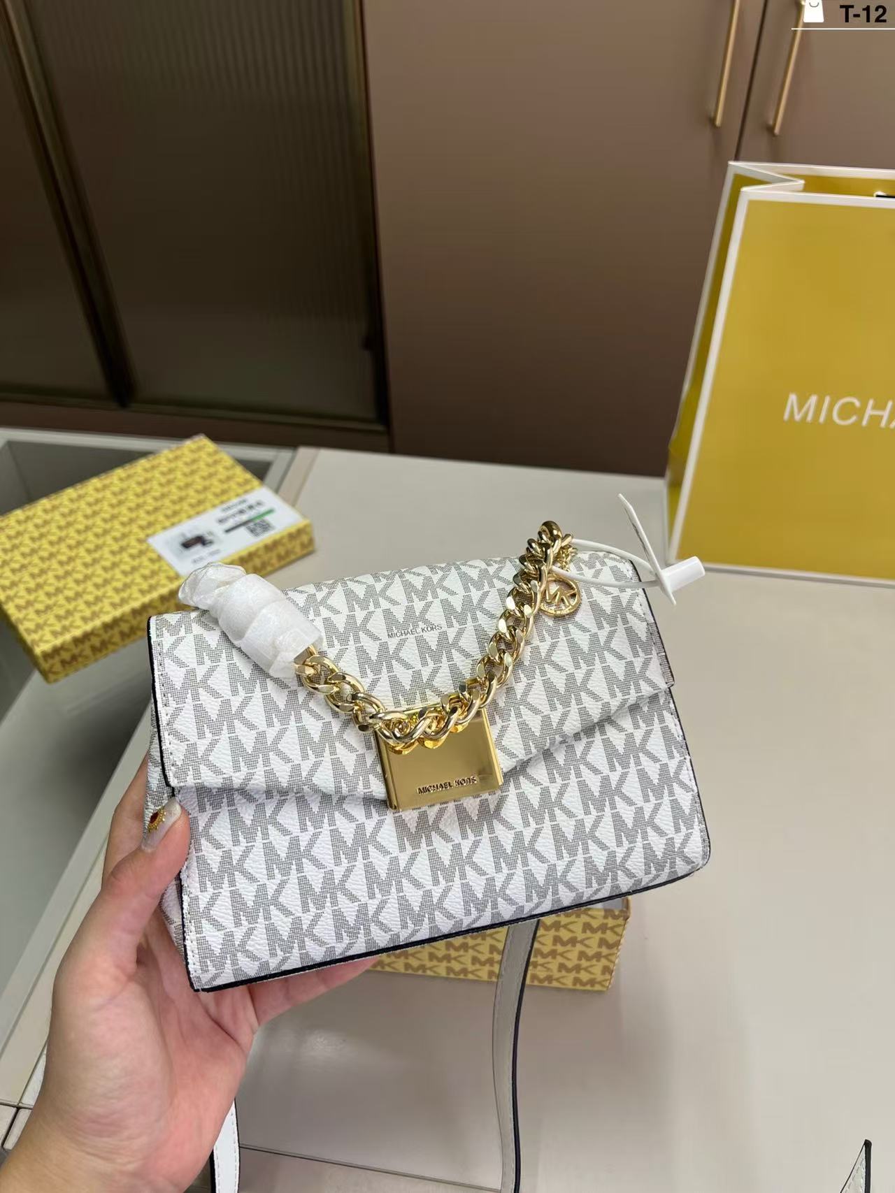حقيبة كتف نسائية فاخرة من مايك - مراجعة Women'S Bags Of Michael Kors وسعره