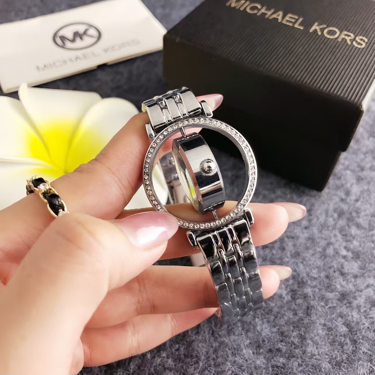 حقيبة ساعة نسائية مرصعة بالألم - مراجعة Women'S Bags Of Michael Kors وسعره