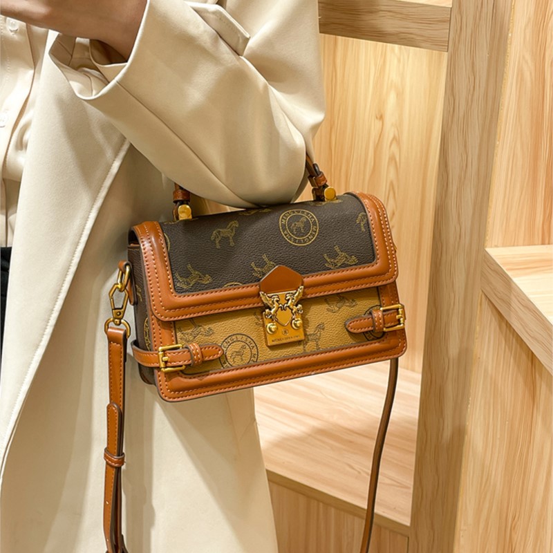 حقيبة ماسنجر كلاسيكية للنساء م - مراجعة Women Bags Popular Brands وسعره
